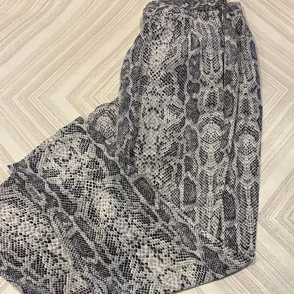 Equipment Women’s Silk Snakeskin Black & White Print Loose Fit Pants Size Small